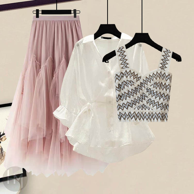 ホワイトシャツ+アプリコットキャミソール+ピンクスカート