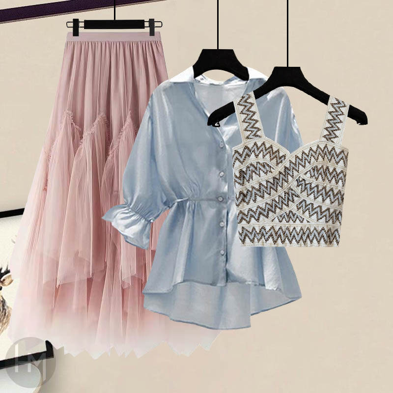 ブルーシャツ+アプリコットキャミソール+ピンクスカート