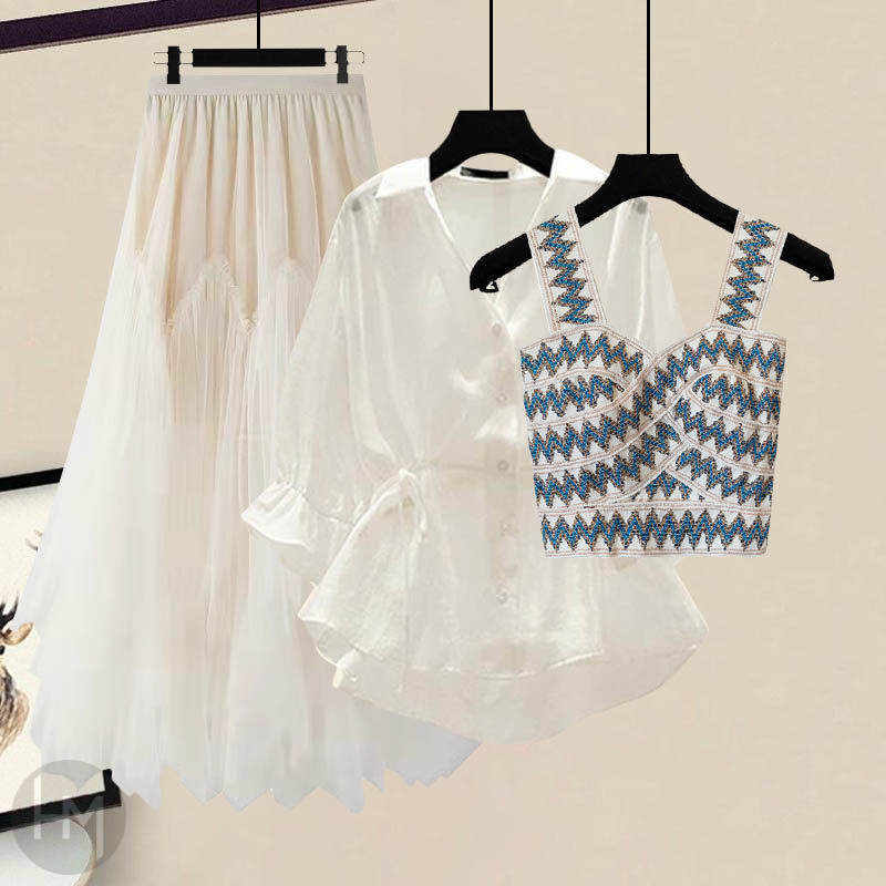 ホワイトシャツ+ブルーキャミソール+アプリコットスカート