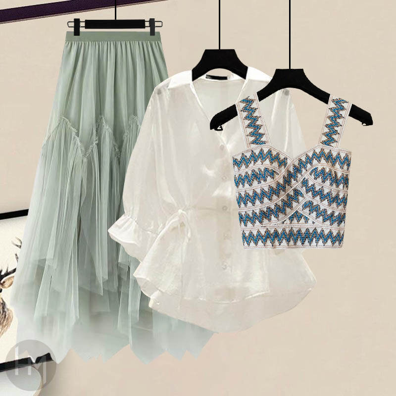 ホワイトシャツ+ブルーキャミソール+グリーンスカート