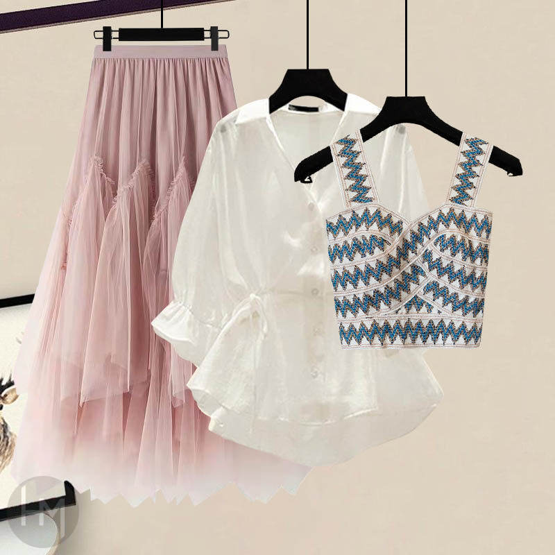ホワイトシャツ+ブルーキャミソール+ピンクスカート
